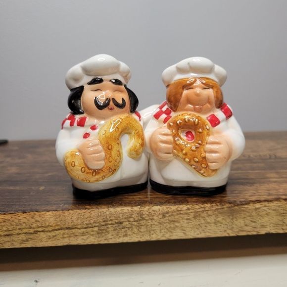Vintage Japan mom and pop Pretzel Bakers Salt & Pepper Shakers - Picture 1 of 6